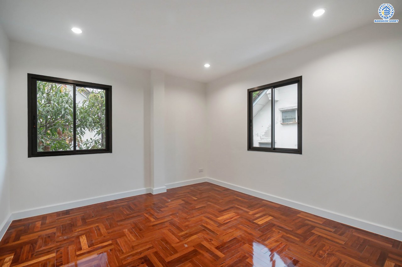 บ้านมือสองตกแต่งใหม่ โครงการ กฤษดานคร18 พุทธมณฑลสาย3 เนื้อที่ 80 ตร.ว. บนพื้นที่ใช้สอยมากถึง 272.57 ตร.ม. อีกระดับของฟังก์ชัน 4 ห้องนอน 3 ห้องน้ำ จอดรถได้ 2 คัน บรรยากาศสุด Private บนทำเลศักยภาพเชื่อมต่อหลายเส้นทาง ใกล้เซ็นทรัลปิ่นเกล้า ม.มหิดล และทางด่วน "ศรีรัช"